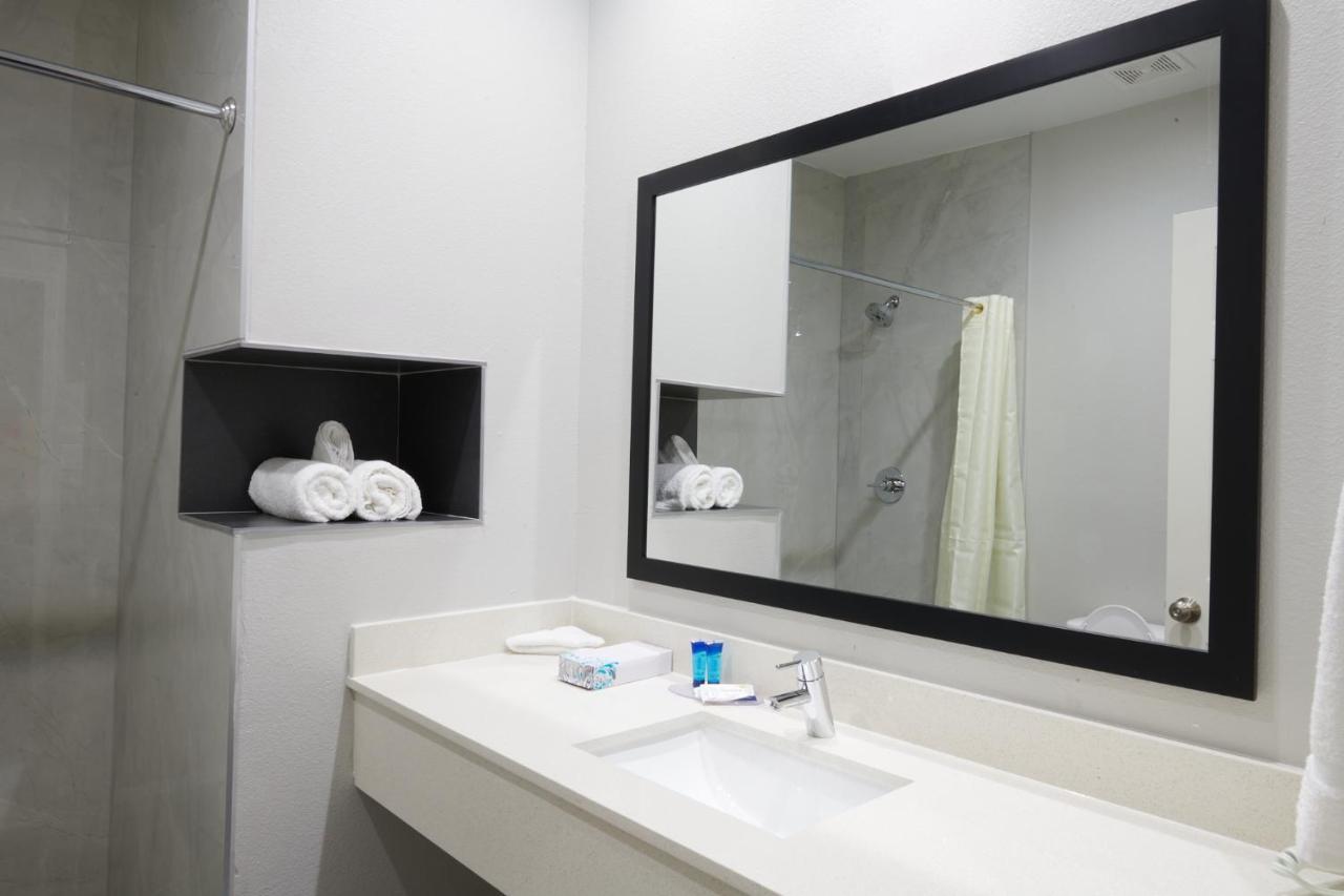 Crystal Inn Бейтаун Екстериор снимка